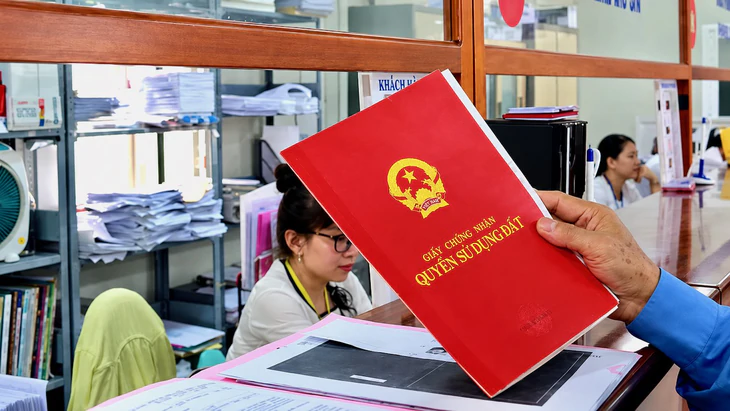 Không cấp sổ đỏ trái pháp luật thuộc phạm vi bồi thường - Ảnh 1.