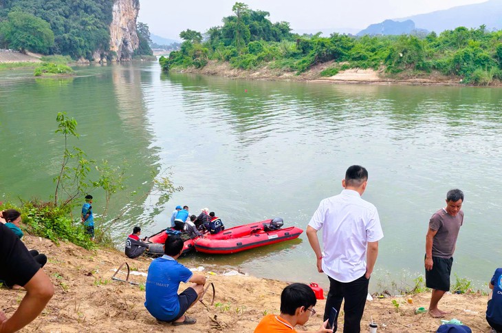 Tìm thấy thi thể hai nam sinh lớp 10 mất tích trên sông Mã - Ảnh 1.