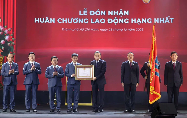 Tổng Bí thư, Chủ tịch nước Tô Lâm dự lễ kỷ niệm 50 năm thành lập Đại học Kinh tế TP.HCM - Ảnh 1.