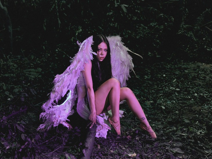 tlinh sau top 25 album châu Á hay nhất: ‘người điên nặng’ có gì đặc biệt? - Ảnh 1.