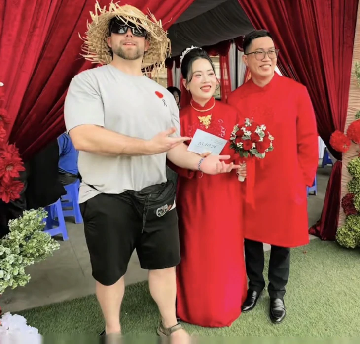 Hai khách Tây bất ngờ dự đám cưới ở Cần Thơ và món quà bất ngờ - Ảnh 2.