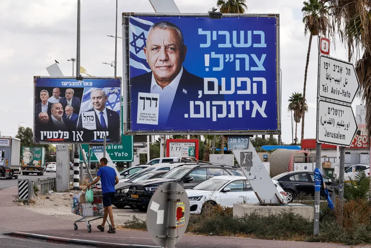 Chân dung đối thủ bám sát nút ông Netanyahu trong cuộc đua thủ tướng Israel - Ảnh 2.