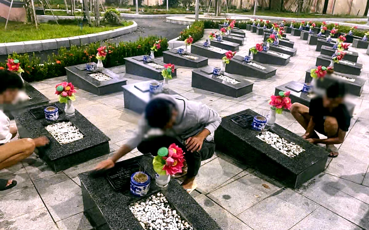 Đưa nhóm thiếu niên chuẩn bị đánh nhau đi chăm sóc nghĩa trang liệt sĩ - Ảnh 2.