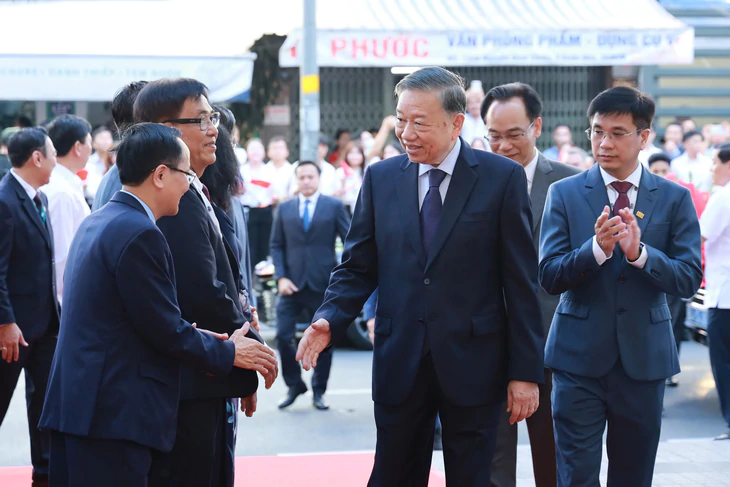 Tổng Bí thư, Chủ tịch nước Tô Lâm dự lễ kỷ niệm 50 năm thành lập Đại học Kinh tế TP.HCM - Ảnh 4.