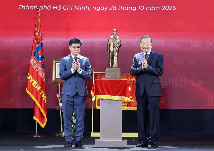 Tổng Bí thư, Chủ tịch nước Tô Lâm dự lễ kỷ niệm 50 năm thành lập Đại học Kinh tế TP.HCM - Ảnh 2.