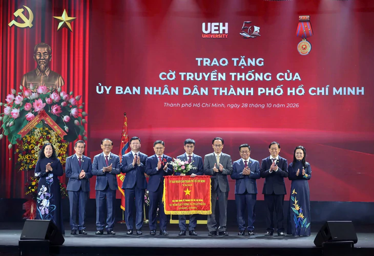 Tổng Bí thư, Chủ tịch nước Tô Lâm dự lễ kỷ niệm 50 năm thành lập Đại học Kinh tế TP.HCM - Ảnh 5.