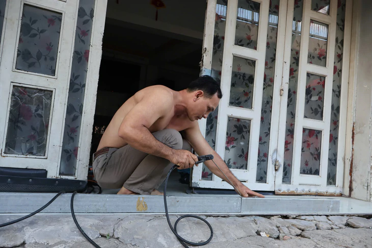 Người dân TP.HCM ứng phó triều cường, không để bị động hư đồ đạc - Ảnh 2.