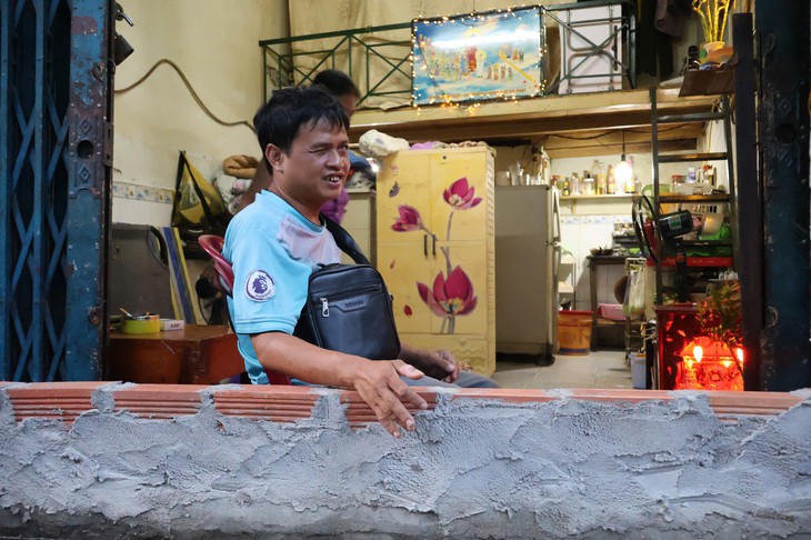 Người dân TP.HCM ứng phó triều cường, không để bị động hư đồ đạc - Ảnh 1.