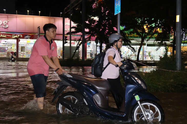 Người dân TP.HCM ứng phó triều cường, không để bị động hư đồ đạc - Ảnh 4.