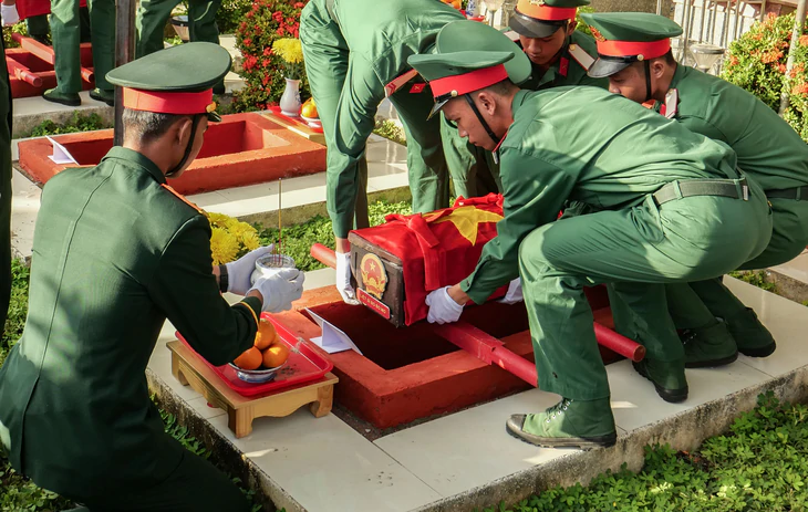 Truy điệu, an táng 25 hài cốt liệt sĩ tại nghĩa trang liệt sĩ Ninh Thuận - Ảnh 3.