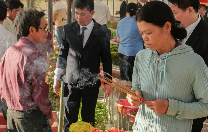 Truy điệu, an táng 25 hài cốt liệt sĩ tại nghĩa trang liệt sĩ Ninh Thuận - Ảnh 4.