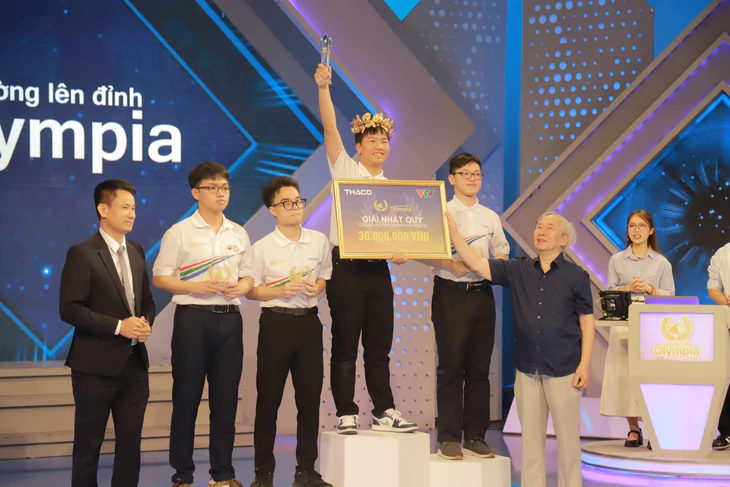 Nam sinh đưa cầu truyền hình Olympia đầu tiên về Phú Thọ: Ôn 1,5h/ngày như “trận bóng đá”, 5 tuổi từng trốn ngủ trưa xem Olympia - Ảnh 1.