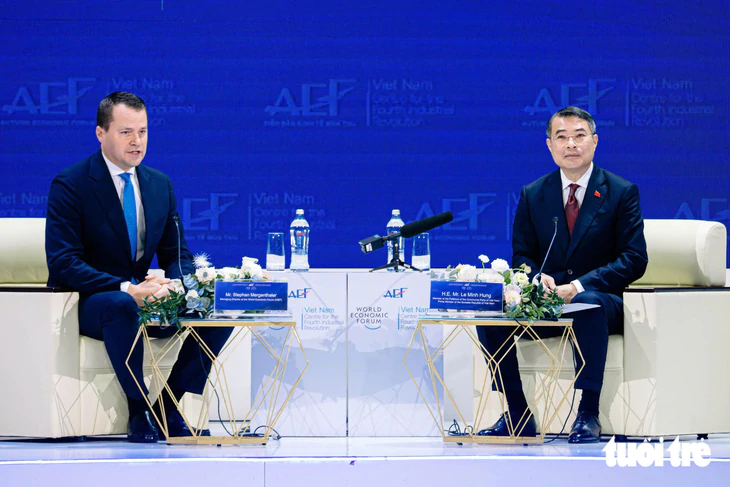Thủ tướng Lê Minh Hưng đối thoại cùng Giám đốc điều hành WEF Stephan Mergenthaler - Ảnh 1.