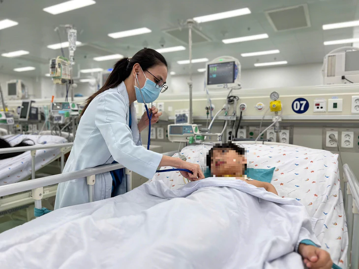 Bé 7 tuổi nguy kịch vì cúm A, bác sĩ Nhi đồng 1 cảnh báo dấu hiệu lưu ý trong mùa cúm - Ảnh 2.
