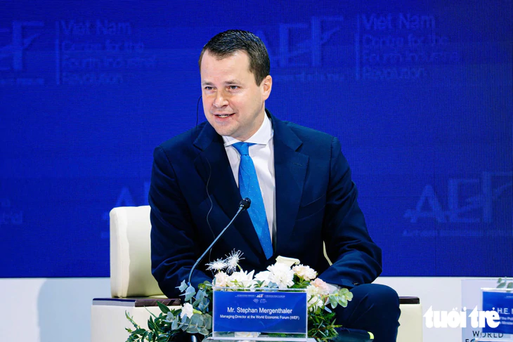 Thủ tướng Lê Minh Hưng đối thoại cùng Giám đốc điều hành WEF Stephan Mergenthaler - Ảnh 3.