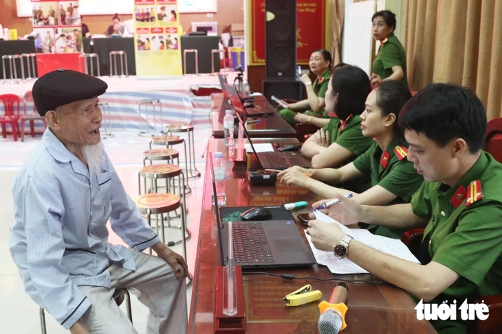 Em trai 85 tuổi mang ảnh anh trai liệt sĩ tới điểm lấy mẫu ADN - Ảnh 2.