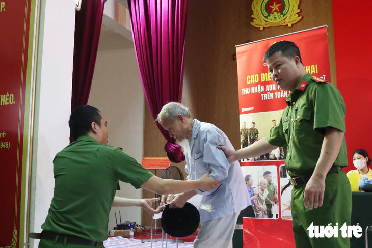 Em trai 85 tuổi mang ảnh anh trai liệt sĩ tới điểm lấy mẫu ADN - Ảnh 5.