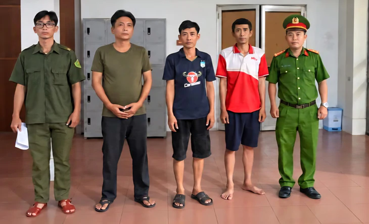 Bắt khẩn cấp ba người sau vụ đánh nhau trên đường ở TP.HCM - Ảnh 2.