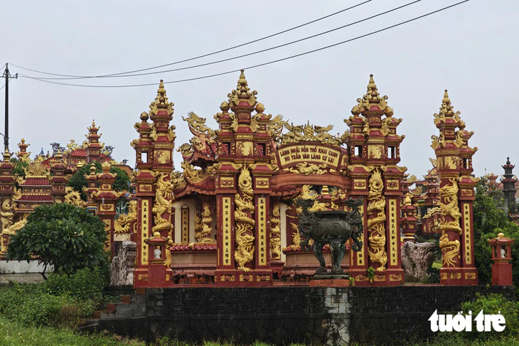 Người dân nói gì khi phường nhiều lăng mộ bề thế ở Huế thông báo đóng cửa nghĩa trang? - Ảnh 2.