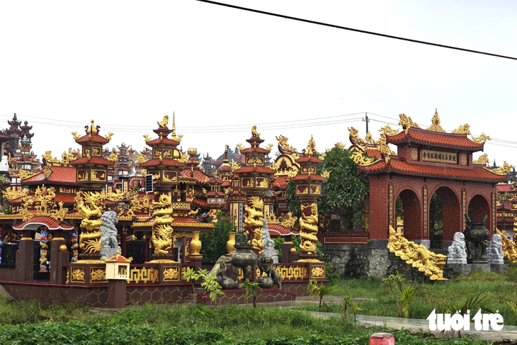 Người dân nói gì khi phường nhiều lăng mộ bề thế ở Huế thông báo đóng cửa nghĩa trang? - Ảnh 4.