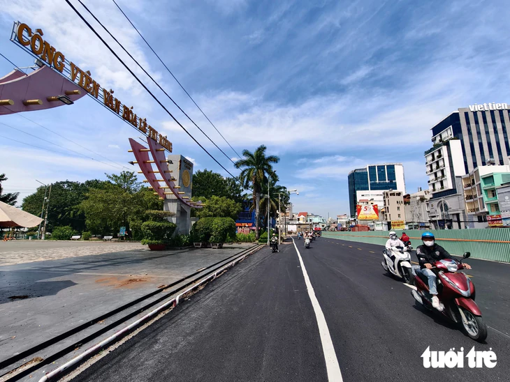 Mở đường qua công viên Lê Thị Riêng thay cho đường Cách Mạng Tháng Tám rào chắn làm metro số 2 - Ảnh 1.