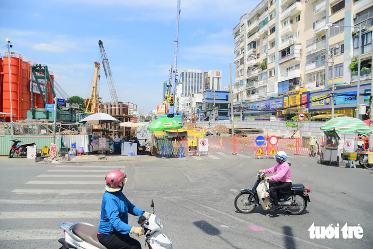 Mở đường qua công viên Lê Thị Riêng thay cho đường Cách Mạng Tháng Tám rào chắn làm metro số 2 - Ảnh 2.
