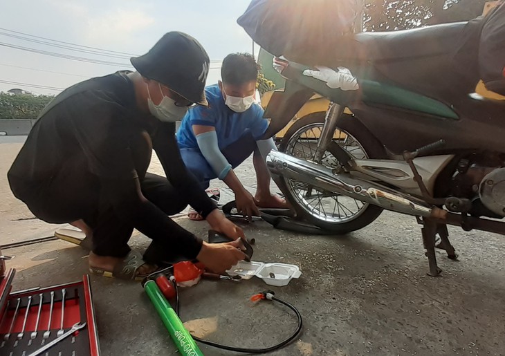 Làm thợ sửa xe sau 4 năm học đại học, có gì phải tiếc? - Ảnh 1.