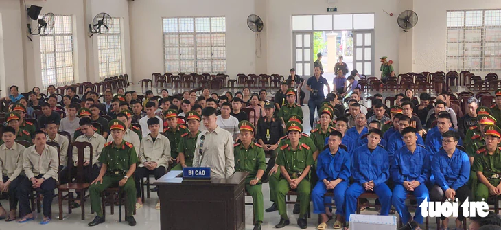 Xét xử 53 bị cáo mang hung khí dùng súng bắn nhau như phim ở Đồng Tháp  - Ảnh 2.