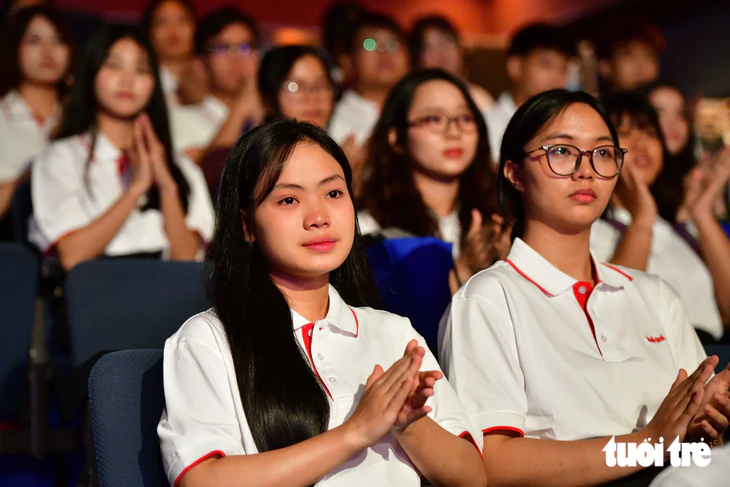 Tặng 50 triệu, miễn học phí 4 năm cho nữ SV làm thêm chăm mẹ: 'Mẹ ung thư nhưng không phải là gánh nặng' - Ảnh 13.