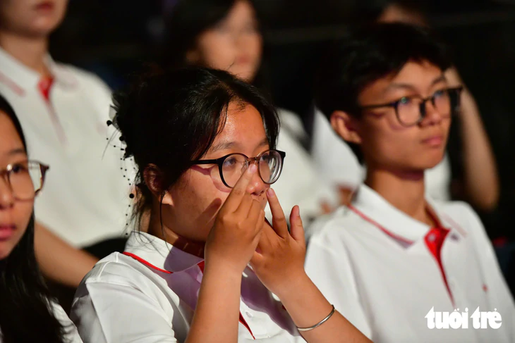 Tặng 50 triệu, miễn học phí 4 năm cho nữ SV làm thêm chăm mẹ: 'Mẹ ung thư nhưng không phải là gánh nặng' - Ảnh 14.