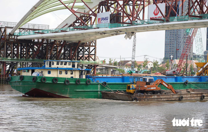 Cầu đi bộ qua sông Sài Gòn cao bằng cầu Ba Son, Thủ Thiêm, tàu thuyền tấp nập ngược xuôi - Ảnh 8.