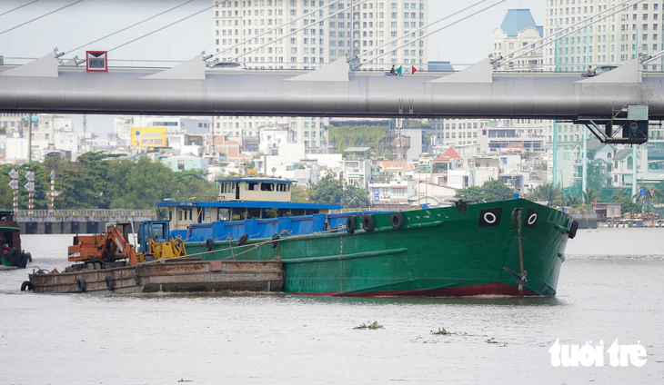 Cầu đi bộ qua sông Sài Gòn cao bằng cầu Ba Son, Thủ Thiêm, tàu thuyền tấp nập ngược xuôi - Ảnh 13.