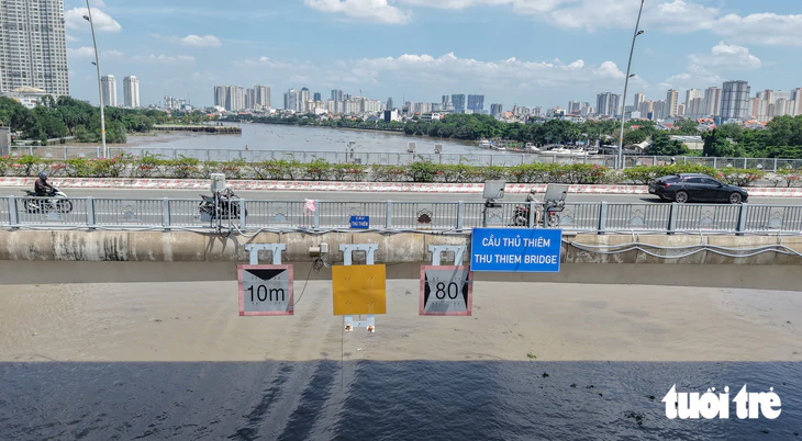 Cầu đi bộ qua sông Sài Gòn cao bằng cầu Ba Son, Thủ Thiêm, tàu thuyền tấp nập ngược xuôi - Ảnh 15.