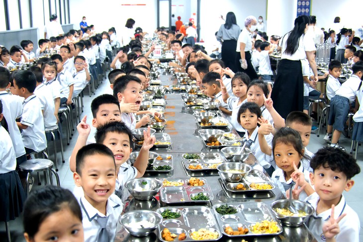 Đề xuất quy định phụ huynh giám sát bữa ăn bán trú không gây cản trở - Ảnh 2.