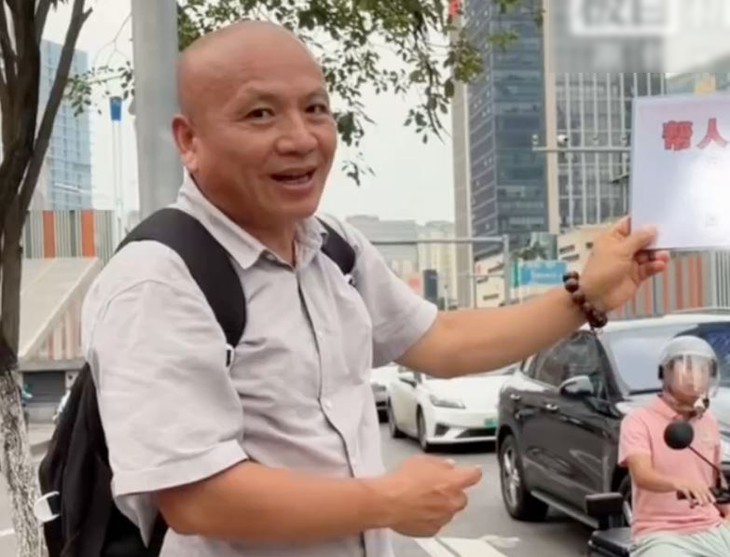 Ông chú 56 tuổi nhận 'cãi lộn mướn', kết quả ra sao? - Ảnh 1.
