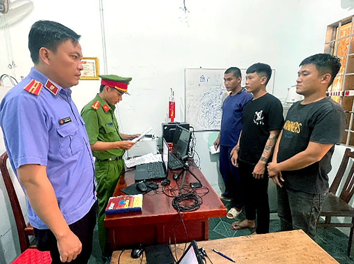 Dùng vũ lực bắt 3 con gà để trừ nợ, 3 thanh niên đòi nợ thuê bị khởi tố - Ảnh 1.