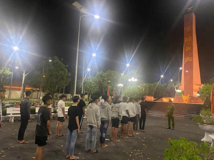TP.HCM: Công an ngăn 20 thiếu niên chuẩn bị đánh nhau, đưa đi chăm sóc nghĩa trang liệt sĩ - Ảnh 3.