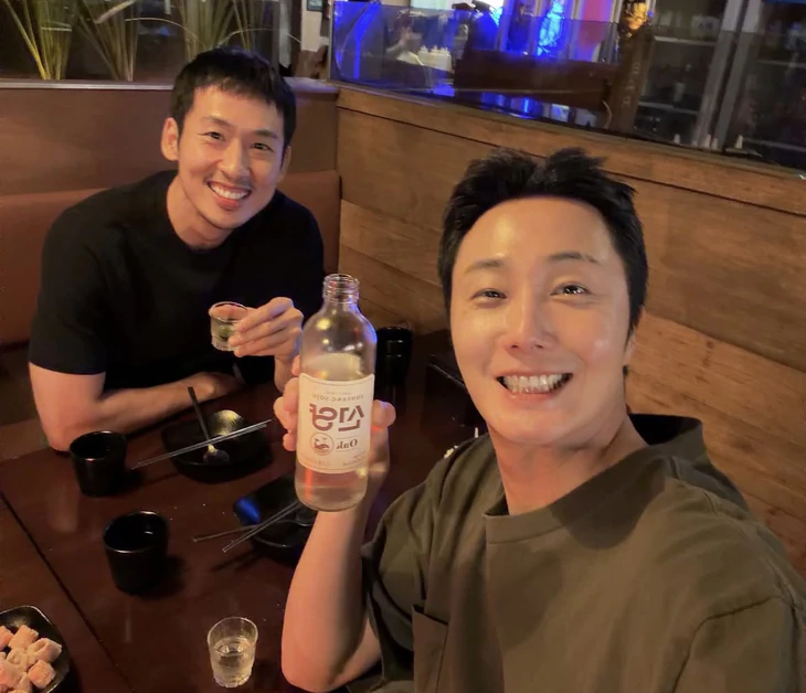 Jung Il Woo 'cạn ly' cùng Tuấn Trần khi đang quay phim ở Hàn - Ảnh 1.