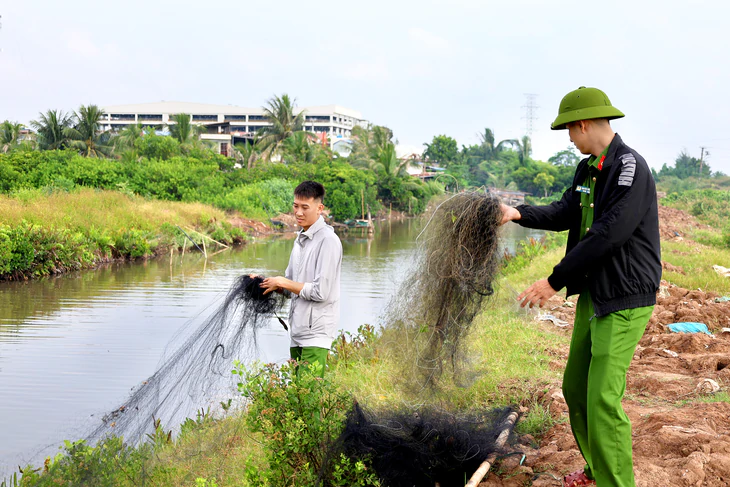 Một tháng tháo gỡ hơn 4.500m lưới bẫy chim, giải cứu 57 chim hoang dã - Ảnh 2.