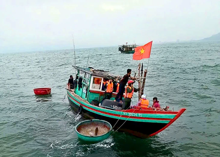 Chìm tàu cá, một người tử vong, một người mất tích - Ảnh 2.