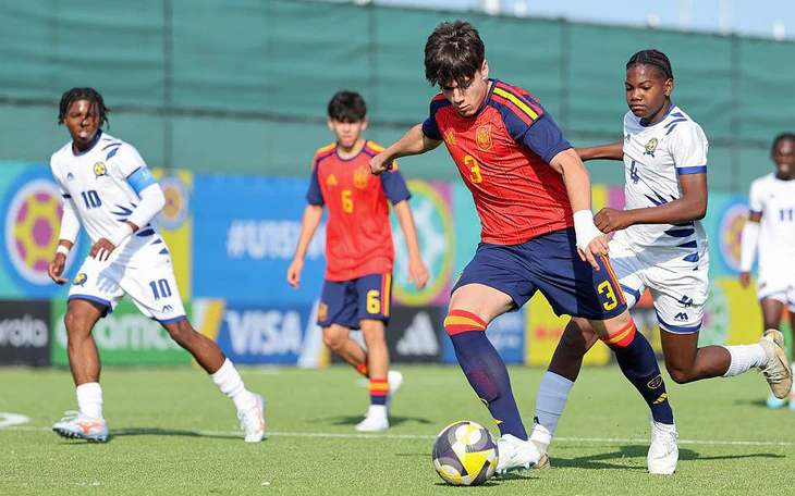 Chơi fair-play khác hẳn Supachok, ngôi sao Argentina bị toàn đội mắng đến bật khóc - Ảnh 3.