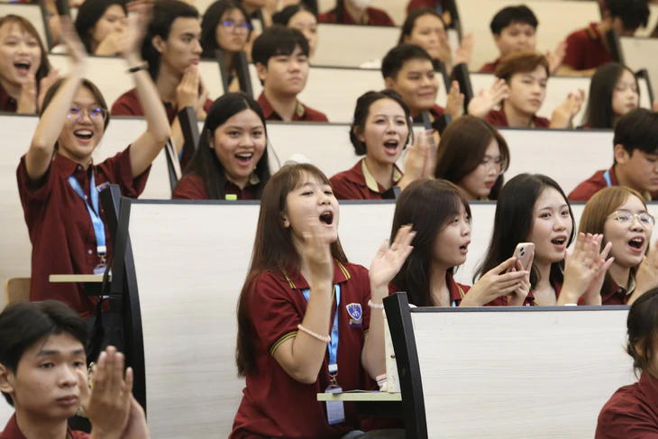 Trường đại học Nguyễn Tất Thành đón 1.000 tân sinh viên truyền thông, tăng trải nghiệm thực tế tại toà soạn - Ảnh 1.