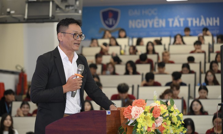Trường đại học Nguyễn Tất Thành đón 1.000 tân sinh viên truyền thông, tăng trải nghiệm thực tế tại toà soạn - Ảnh 2.