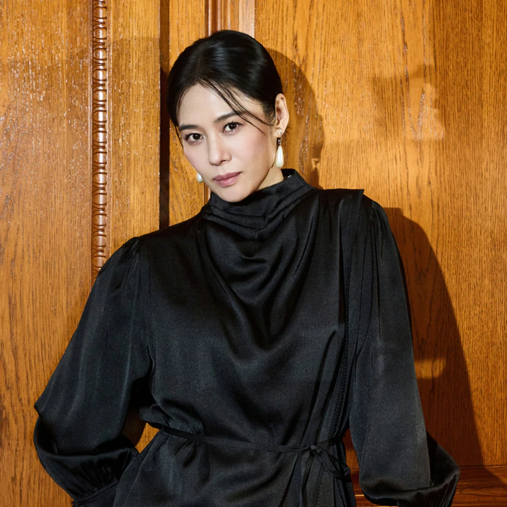 Mỹ nhân 'Giày thủy tinh' Kim Hyun Joo mặc phá cách - Ảnh 1.
