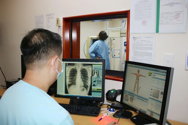 Không phải cứ đau bụng, đau đầu là cần nội soi hay chụp CT, MRI - Ảnh 1.