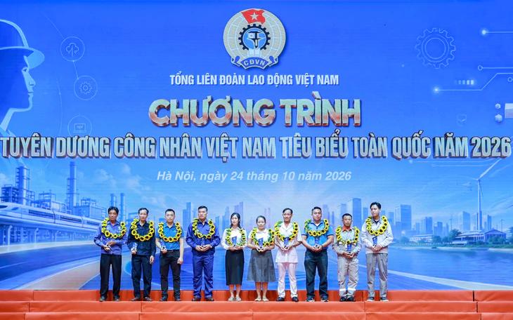 Nữ công nhân dùng máy lập trình cắt laser để tăng năng suất chuyền may - Ảnh 3.