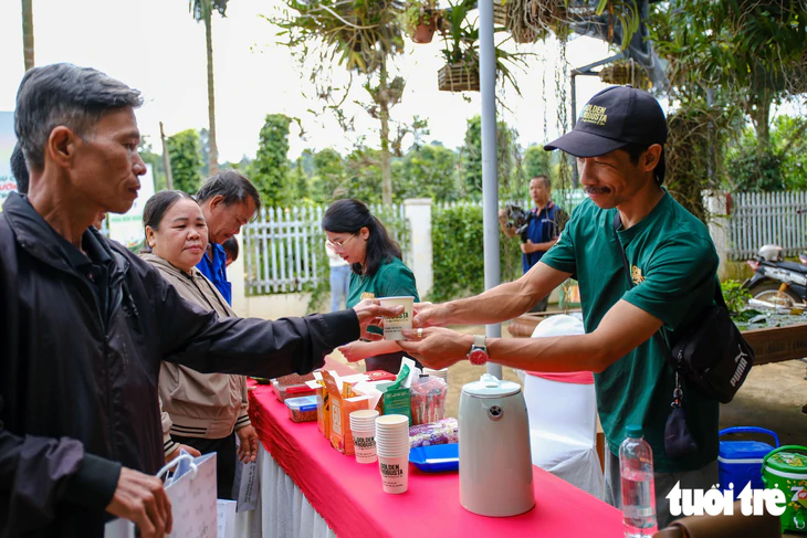 "Kỹ sư ảo" về vườn, nông dân cà phê Lâm Đồng bớt lo - Ảnh 3.