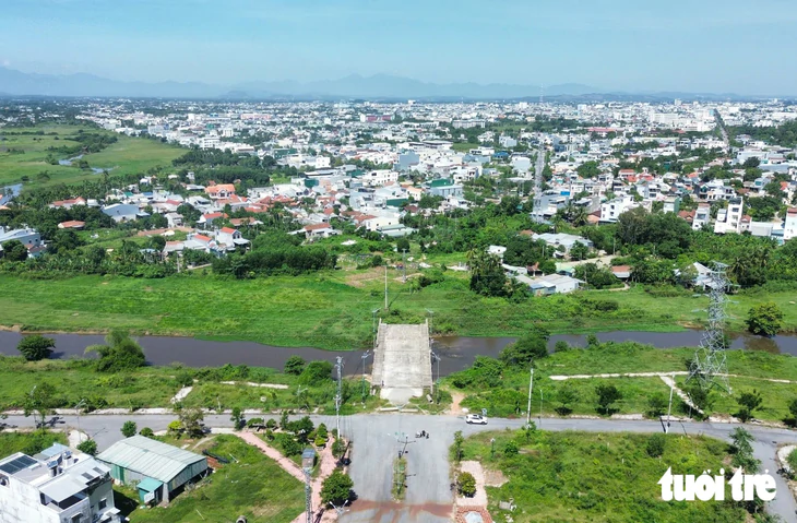 Cầu hoàn thành gần 3 năm vẫn chưa thể sử dụng vì thiếu đường dẫn - Ảnh 1.