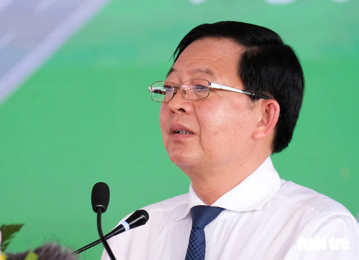 Máy bay nghiên cánh chào trong ngày sân bay Phù Cát khai thác đường băng số 2 - Ảnh 1.