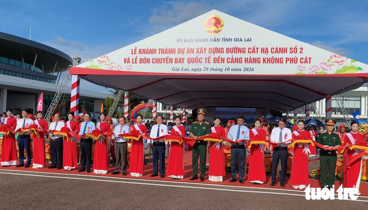 Máy bay nghiên cánh chào trong ngày sân bay Phù Cát khai thác đường băng số 2 - Ảnh 9.